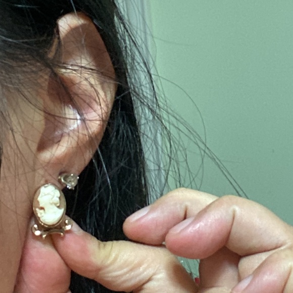 🖤Vtg💕12KGF VanDell Cameo clip earrings - Picture 10 of 10